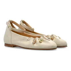 Ballerina con cinturino alla caviglia e dettaglio charm
