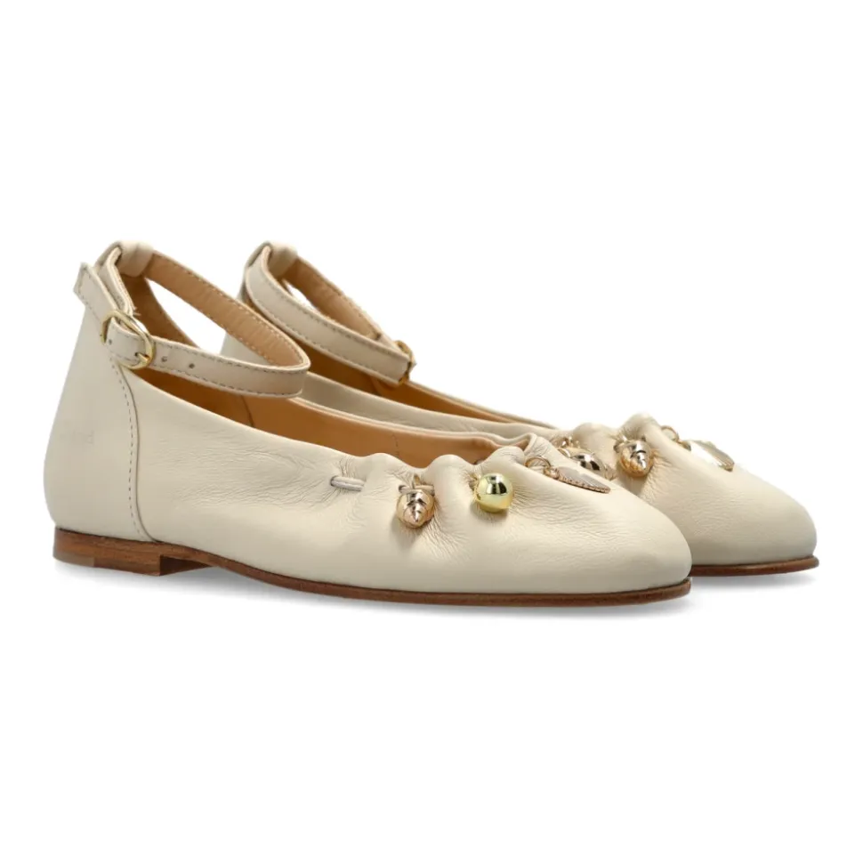 Ballerina con cinturino alla caviglia e dettaglio charm