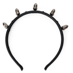 Cerchietto nero per capelli con elementi metallici decorativi.