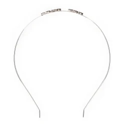 Cerchietto per capelli di colore argento, versatile e chic.
