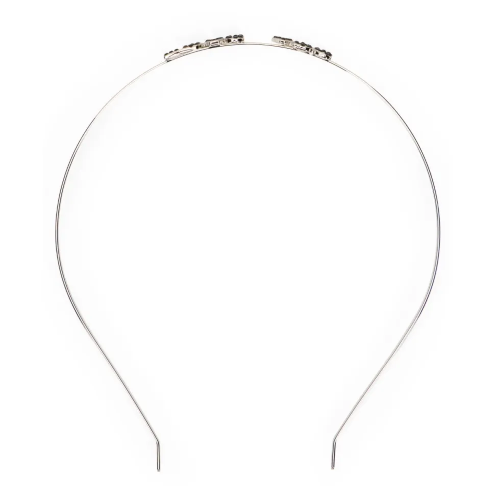 Cerchietto per capelli di colore argento, versatile e chic.