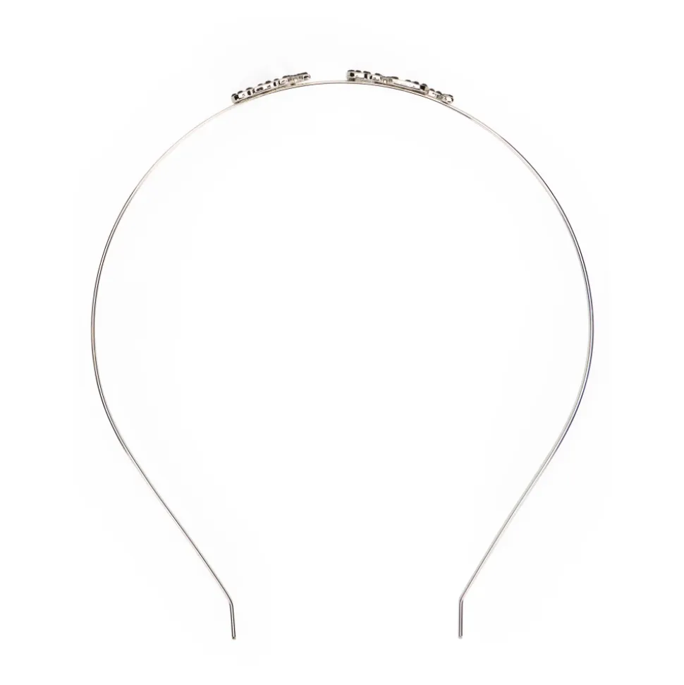 Cerchietto per capelli di colore argento, versatile e chic.