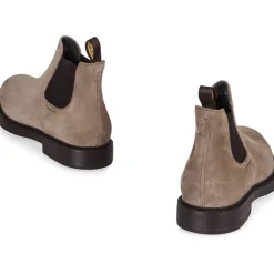 Chelsea boots in suede