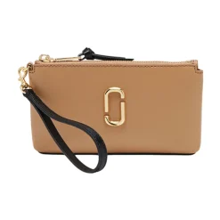 Clutch in pelle minimal con dettagli raffinati