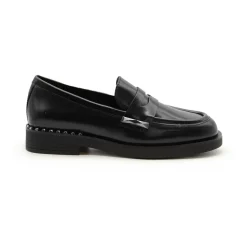 Mocassino in pelle nera con borchie