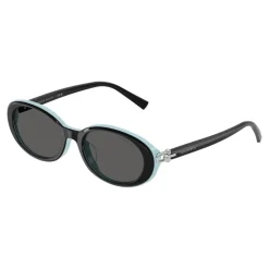 Occhiali da sole alla moda con lenti colorate