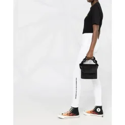 Pantaloni con ricamo logo
