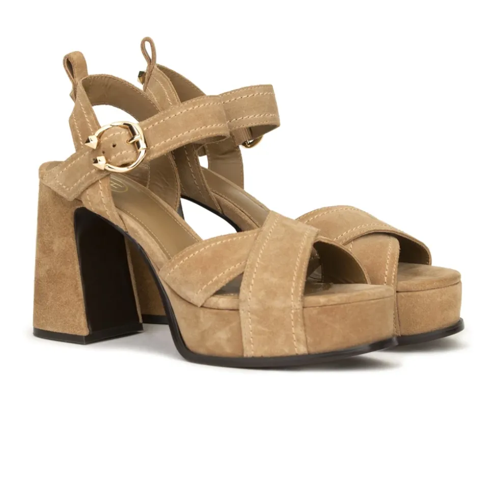 Sandalia in camoscio beige con cinturino alla caviglia