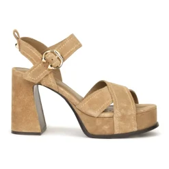 Sandalia in camoscio beige con cinturino alla caviglia