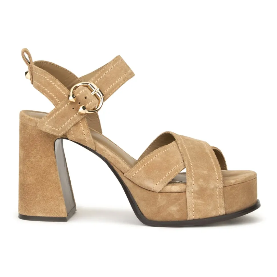 Sandalia in camoscio beige con cinturino alla caviglia