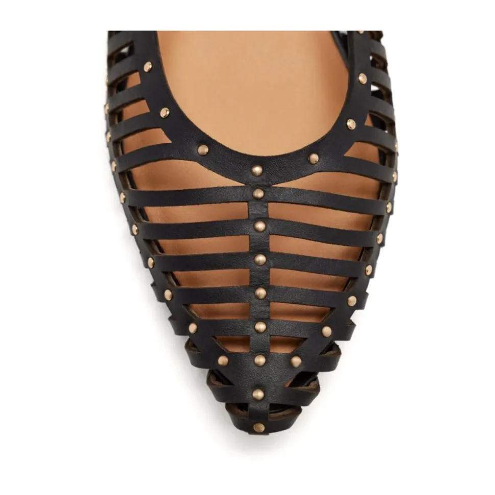 Sandalia in pelle traforata con borchie