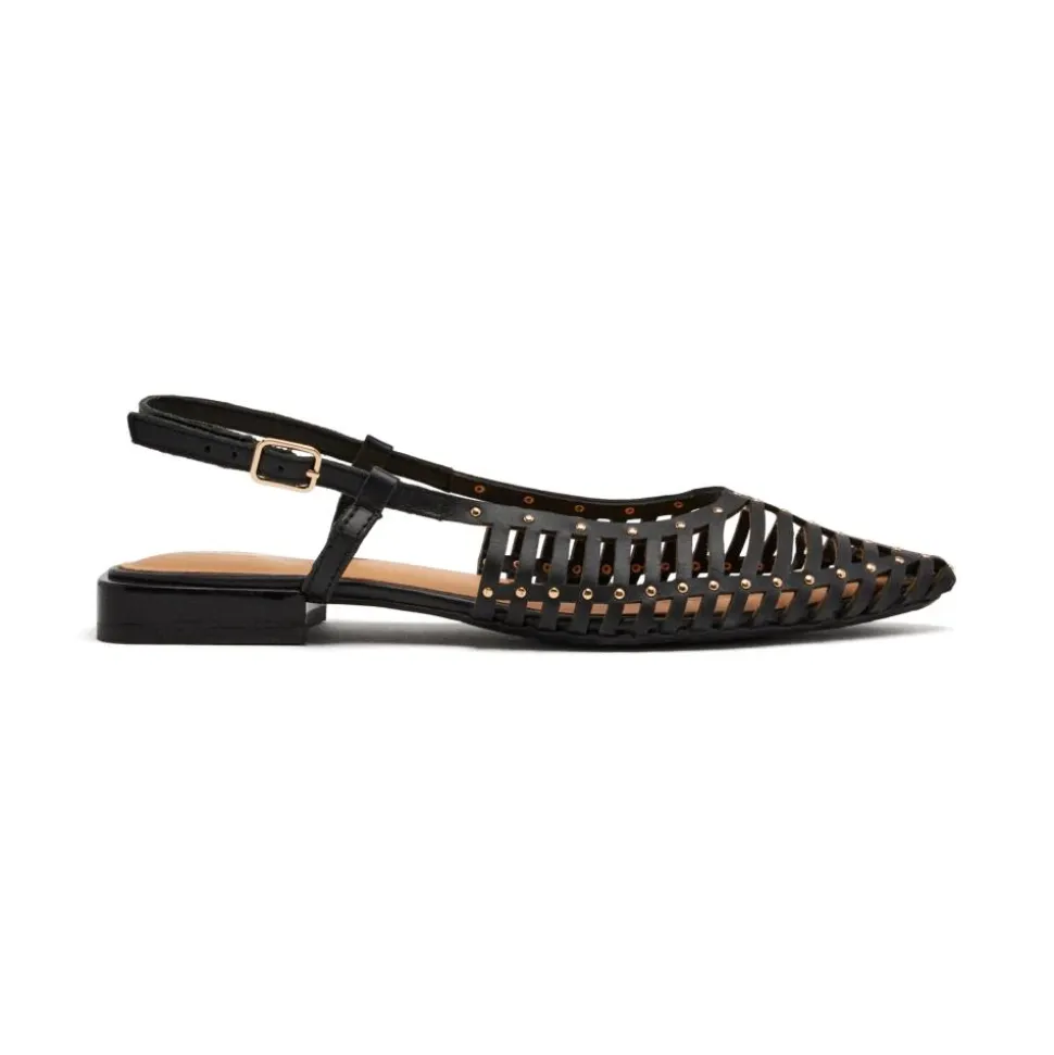 Sandalia in pelle traforata con borchie