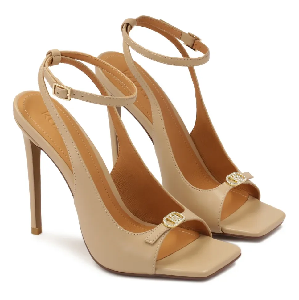 Sandali beige con un design alla moda