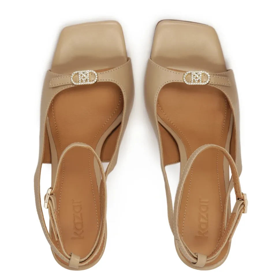 Sandali beige con un design alla moda