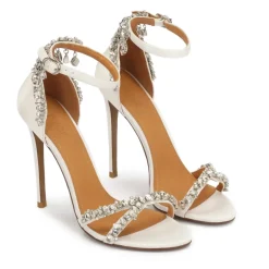 Sandali da sposa bianchi decorati con zirconi