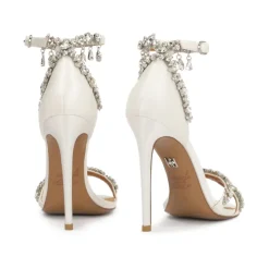 Sandali da sposa bianchi decorati con zirconi