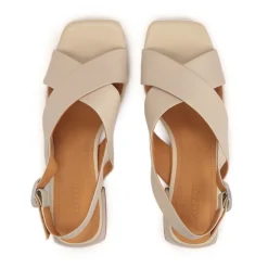 Sandali in pelle con tacco basso