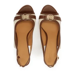 Sandali in pelle e tessuto marrone e beige.Questo prodotto veste piccolo.