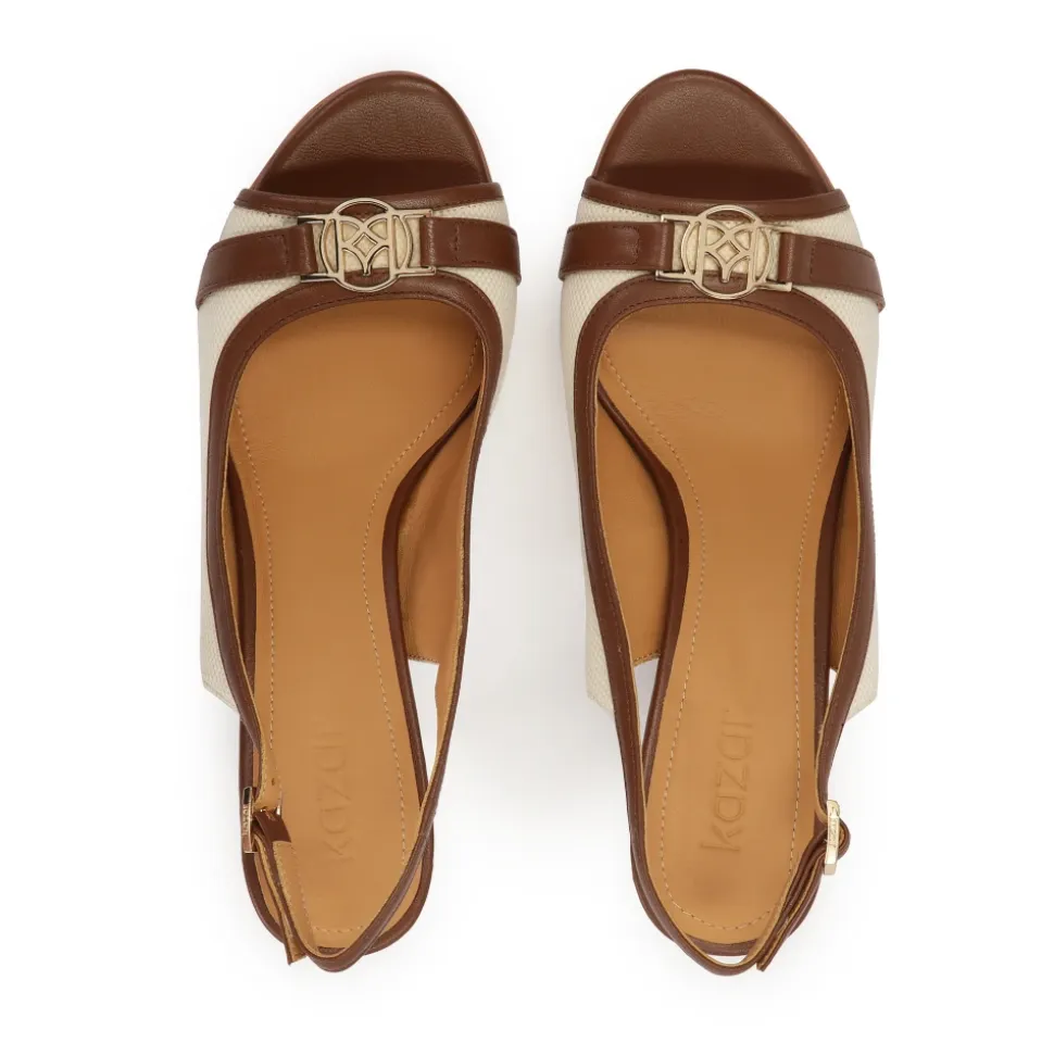 Sandali in pelle e tessuto marrone e beige.Questo prodotto veste piccolo.