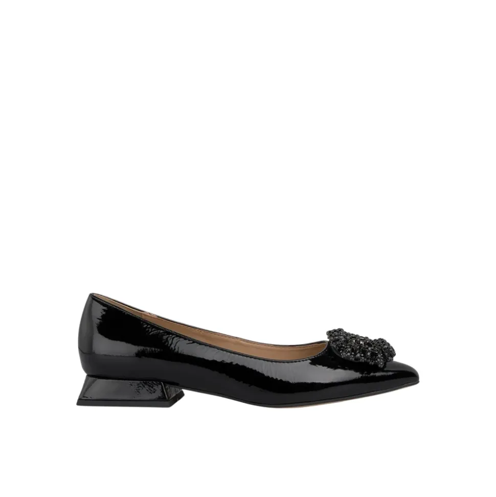 Scarpa piatta con ornamento circolare