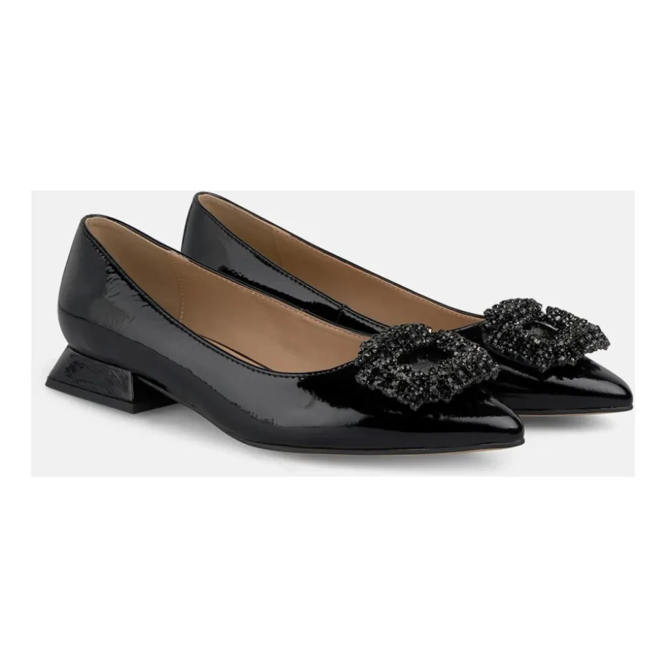 Scarpa piatta con ornamento circolare