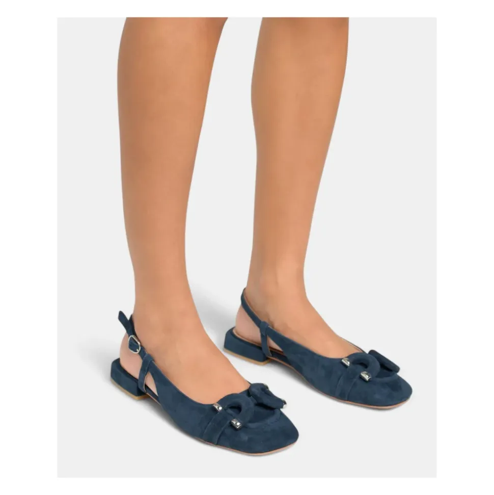 Scarpa piatta con staffa