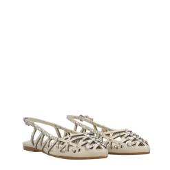 Scarpe in pelle con borchie e cut-out