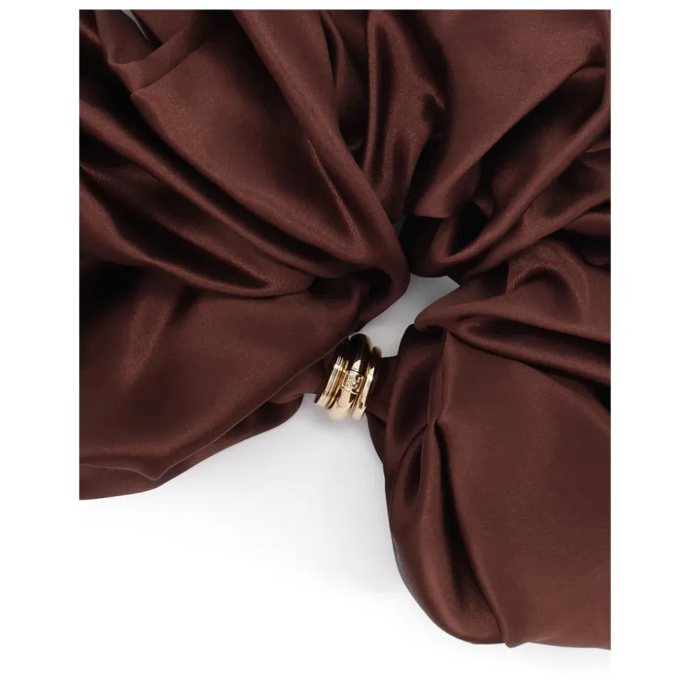 Scrunchie in raso con decorazione dorata