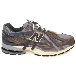 Sneaker New Balance 1906A in ecopelle, mesh e camoscio a pannelli sovrapposti