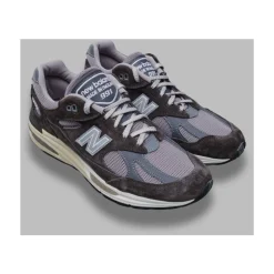 991v2 Sneakers